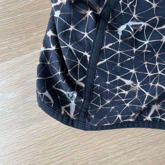 Lululemon Tracker Short III 4-way Stretch Star Crushed Multi / Black sz 6 - Picture 3 of 6